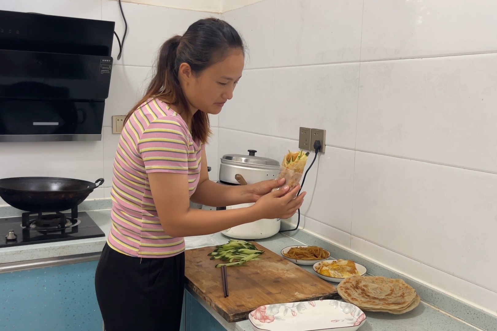 一家人起来都开始忙碌媳妇在厨房准备7个人的早餐看都吃些啥