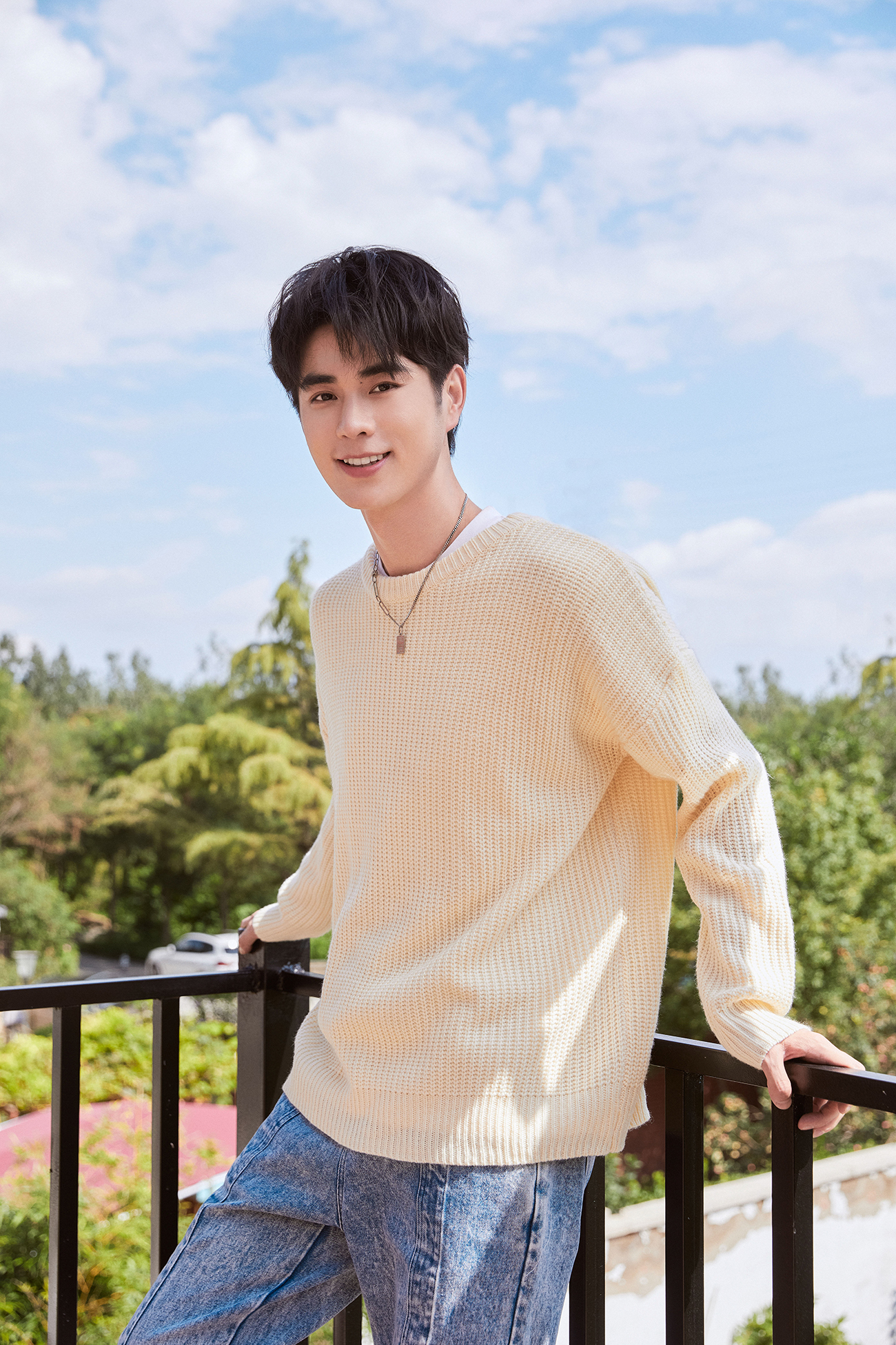 演员王彦鑫所在经纪公司启泰乔好曝光一组其最新秋季写真,他身着多套