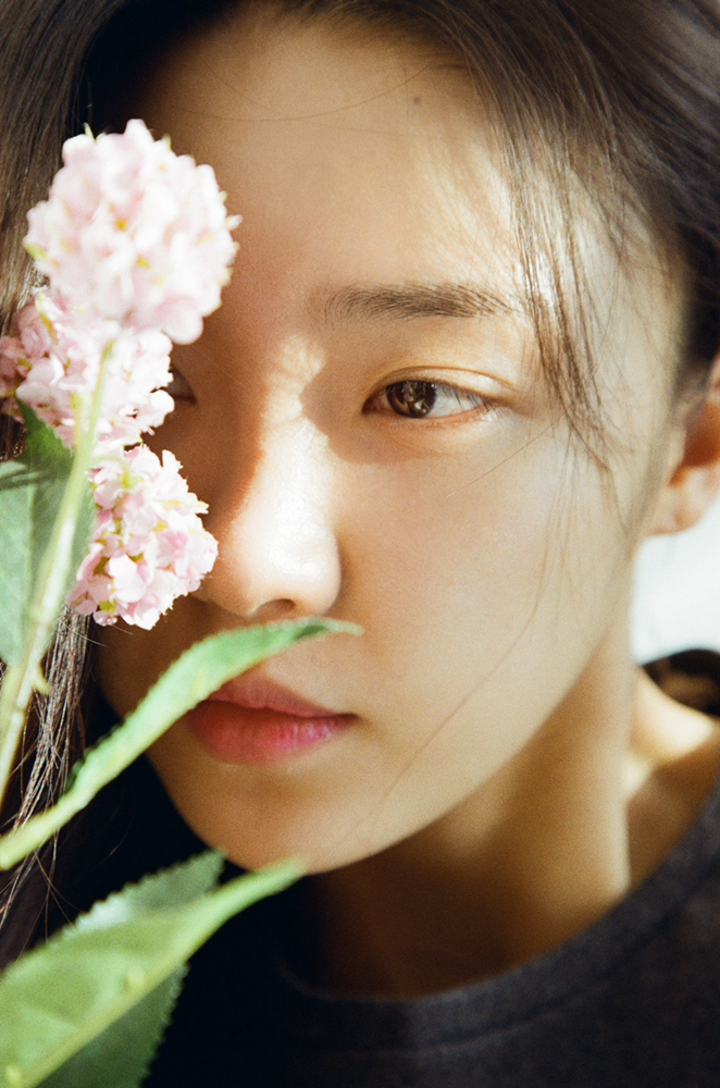 张月生日胶片写真露出 慵懒惬意尽显秋日闲适__凤凰网