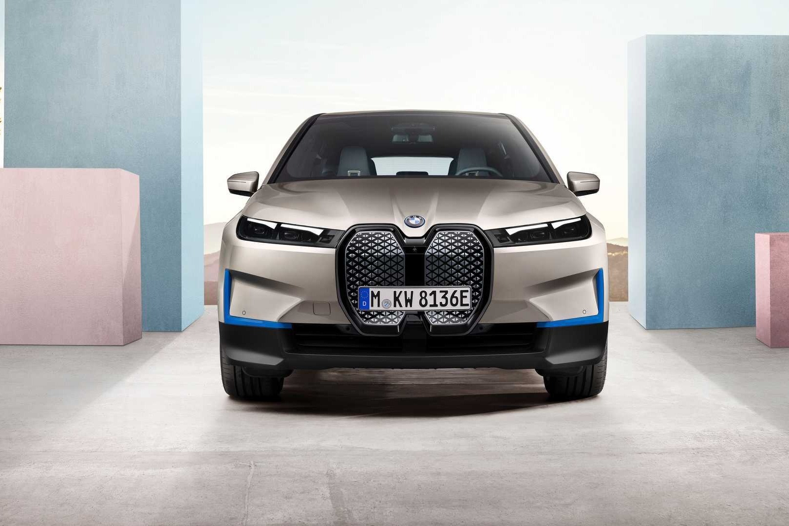 BMW iX自动泊车能力展示：这年头，最重要的是形象管理~