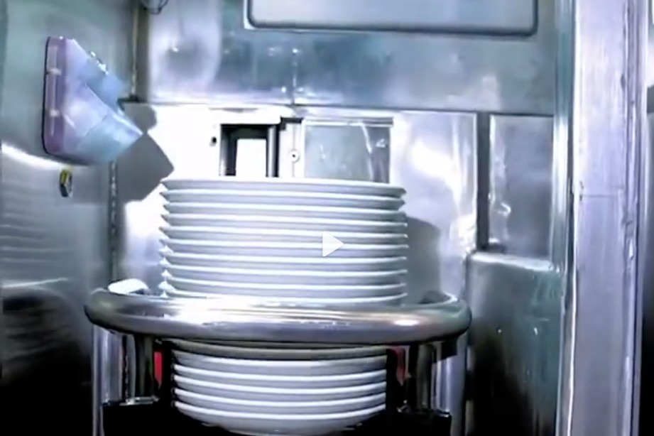 洗碗机器人,以后洗碗工的工作都不好找了.