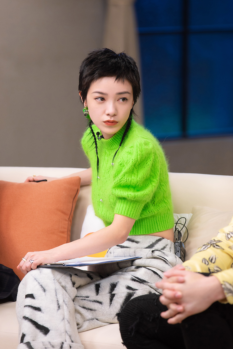 郭采洁身着针织绿色泡泡半袖搭配斑马纹阔腿裤,小辫造型尽显可爱随性
