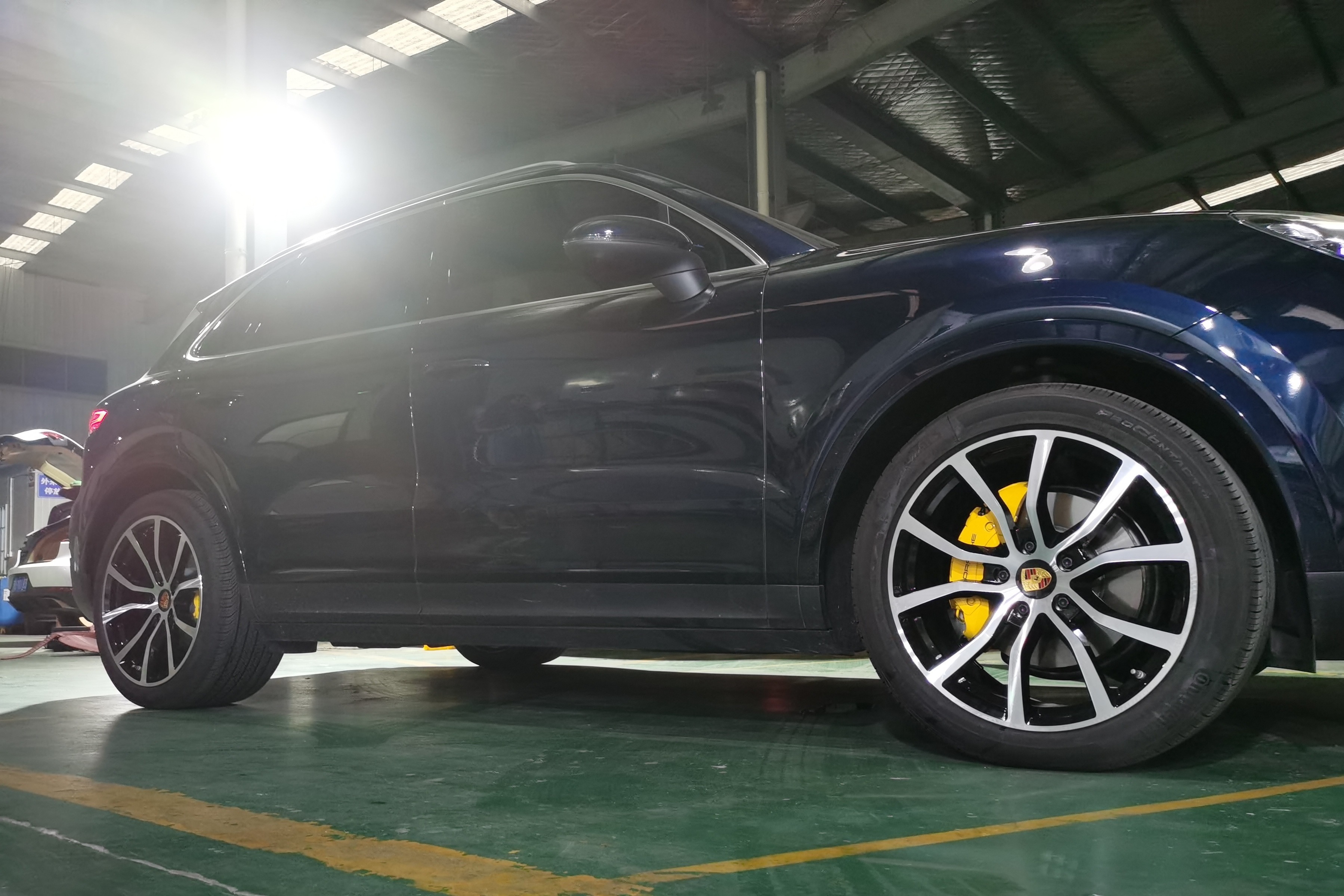 保时捷卡宴升级花瓣款21寸锻造轮毂卡钳改明黄色烤漆