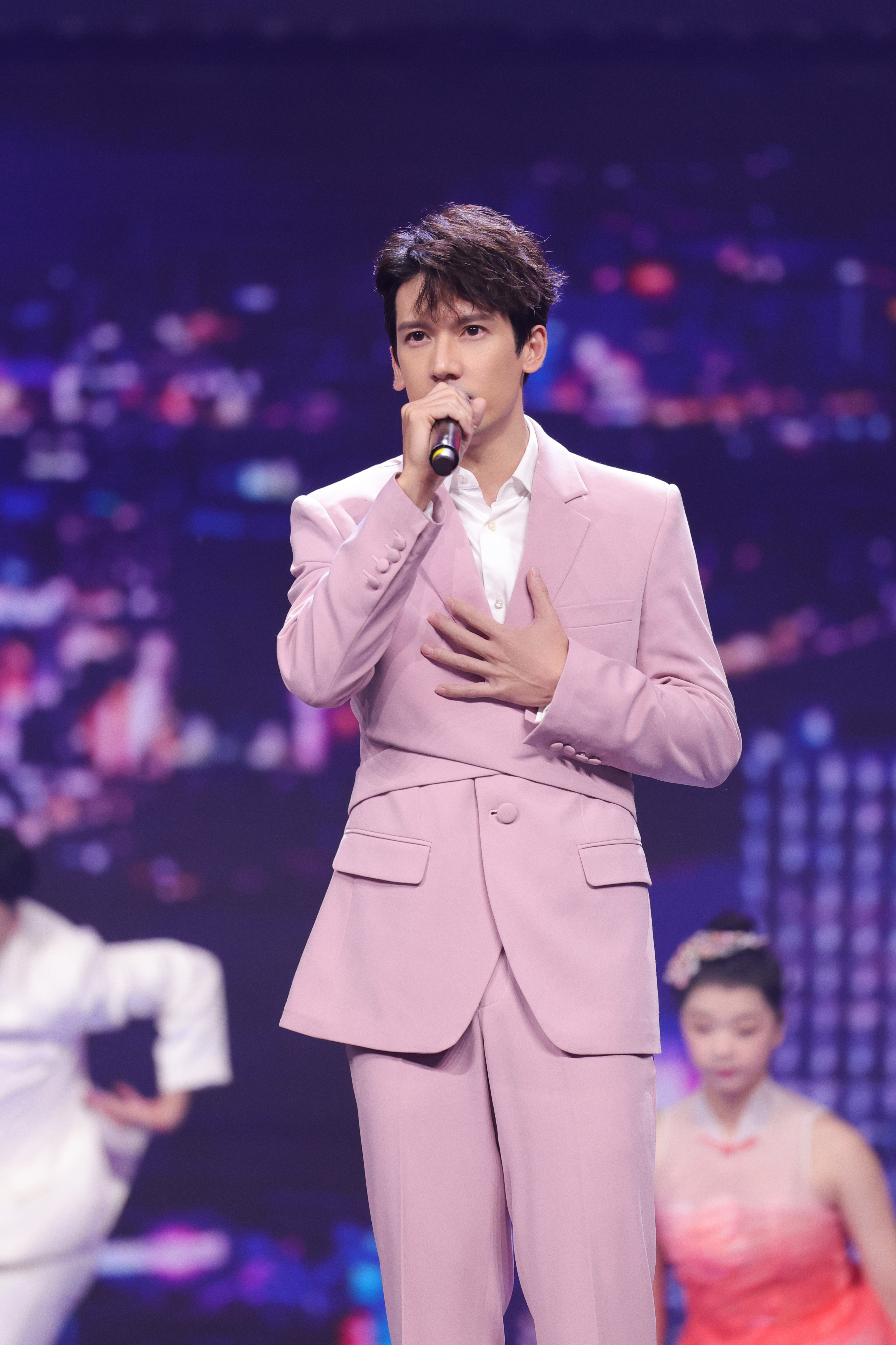 关智斌亮相大湾区中秋电影音乐晚会献曲我的中国心共抒爱国情