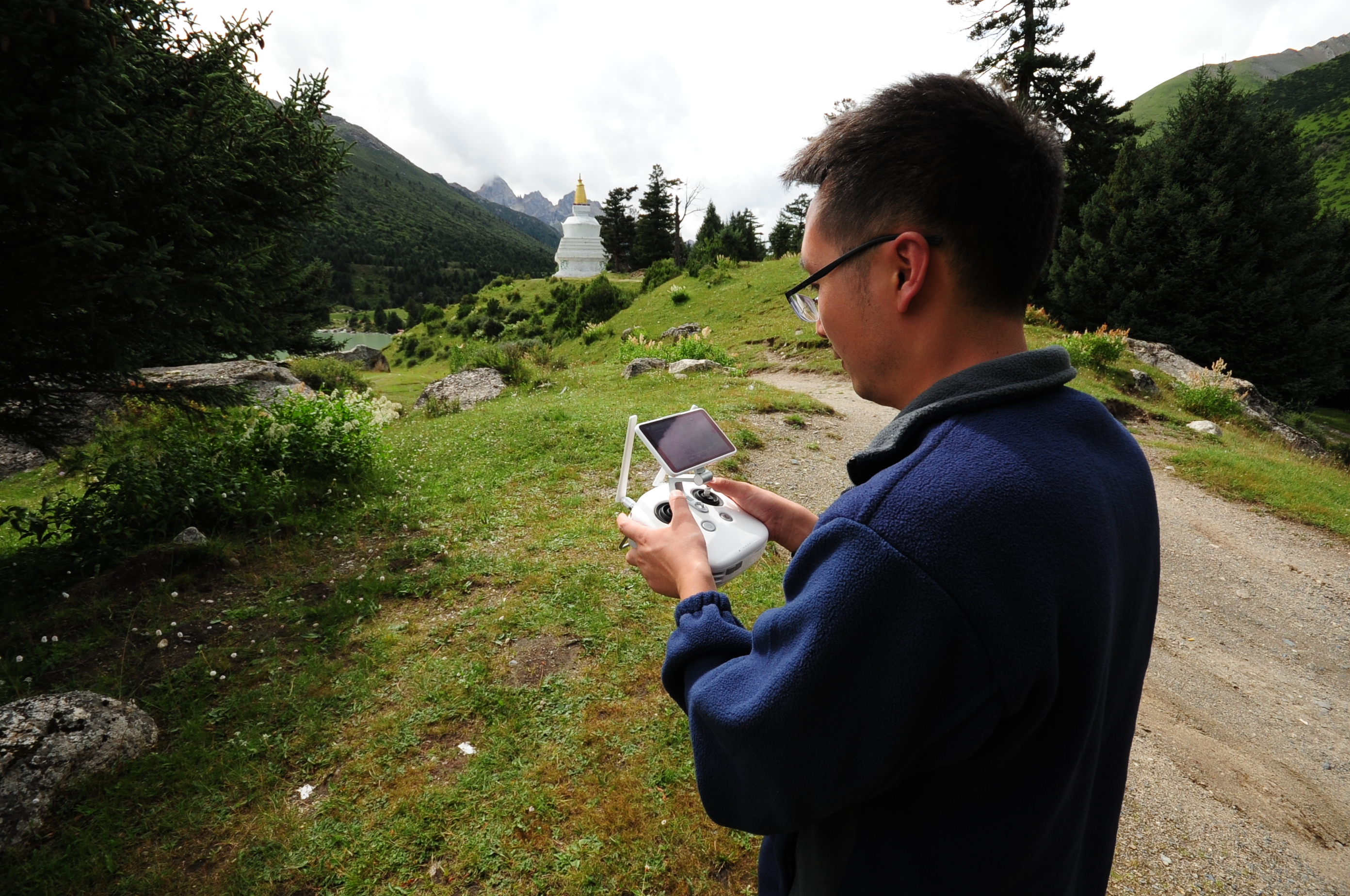 本次拍摄以大疆精灵4rtk 大疆智图为主,精灵4rtk具备厘米级导航定位