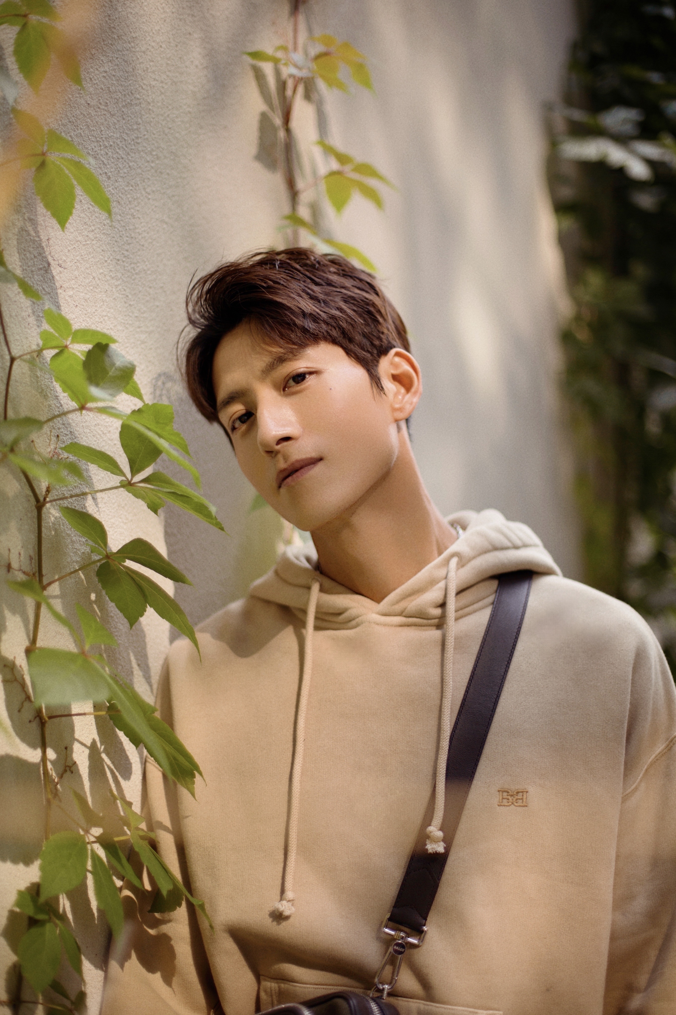 张峻宁晒秋日ootd暖阳下感受随性自我