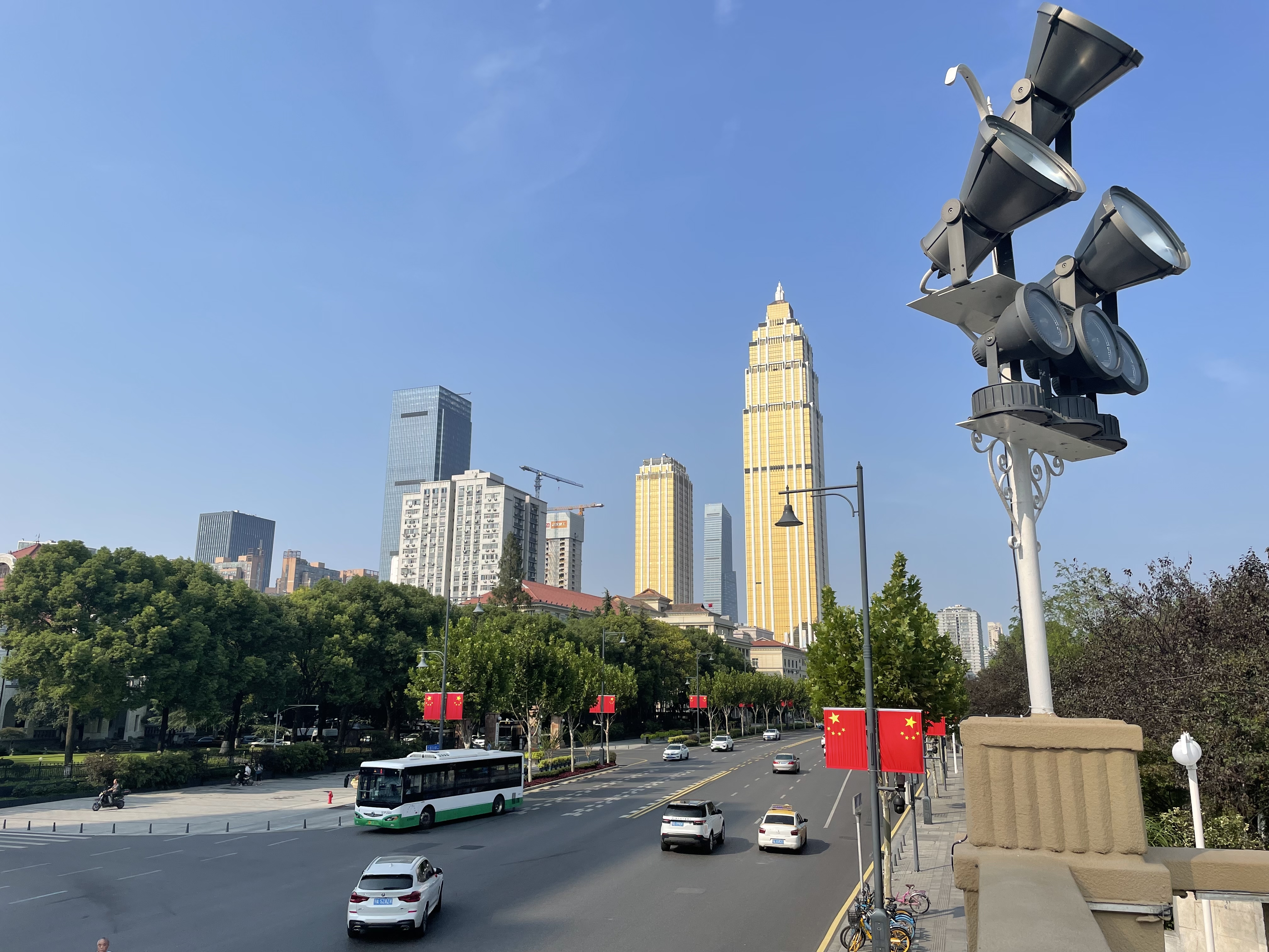 武汉街头上新中国红