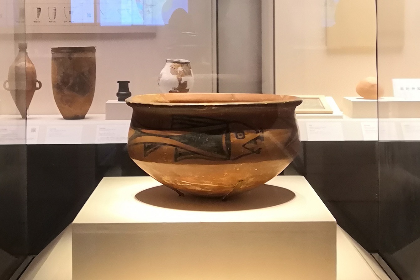 中国古代陶器珍品——距今7000年前的彩陶盆