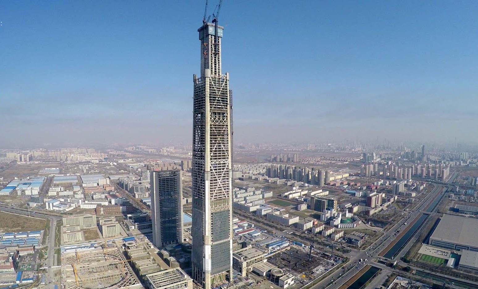 曾经差点成为中国第一高楼的天津117大厦,因为资金链的断裂搁浅,无法