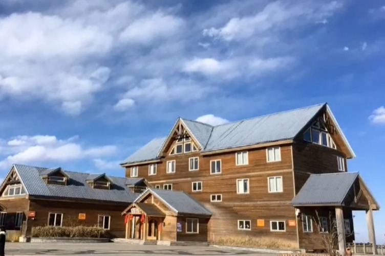 推开窗户就看日出，西岭雪山顶峰的酒店——首峰别苑