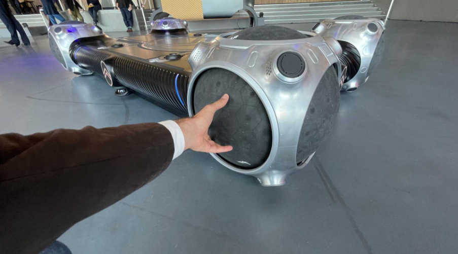 urban collectif概念车首次亮相 球形轮胎设计/或可实现自动充电