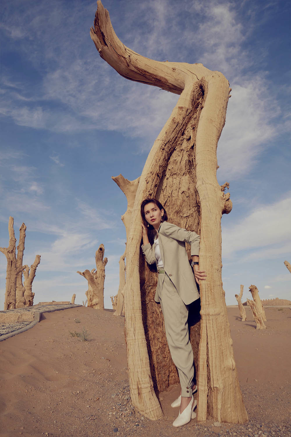 卢靖姗晒出沙漠质感大片 浅色西装诠释自我态度