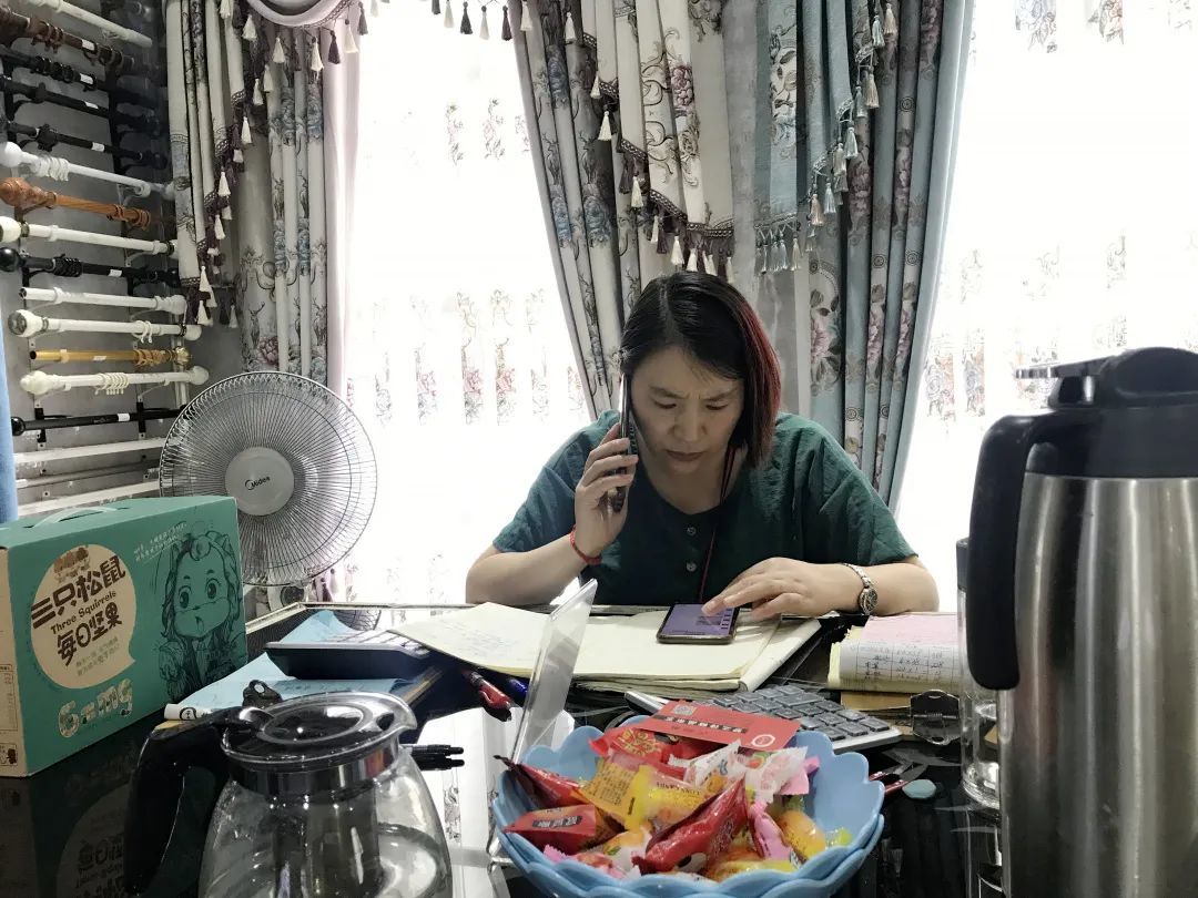 到底是谁,让不用网络的窗帘店主爱上了刷手机?__凤凰网