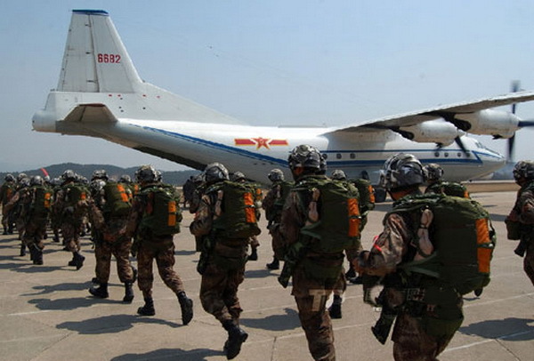 我国空降兵已成为装备精良高度机动兵员精锐的现代化部队__凤凰网