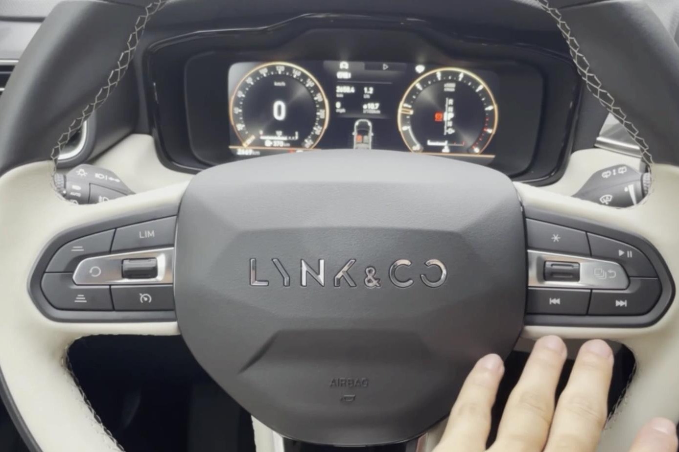 实拍｜动力出色、智能升级，体验新款领克02——方向盘篇