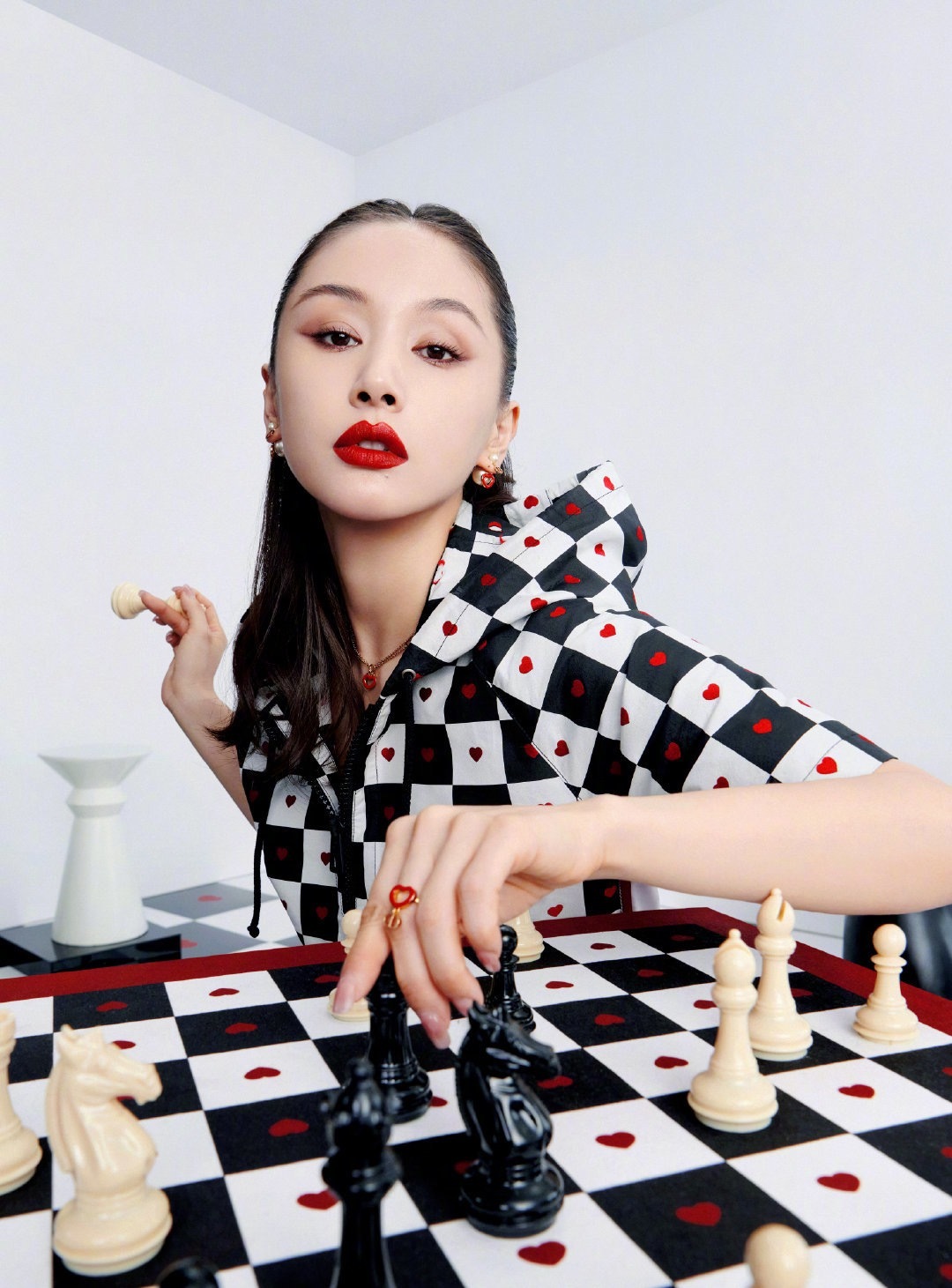 王子文演绎迪奥广告大片 彰显女性多元优雅力量__凤凰网