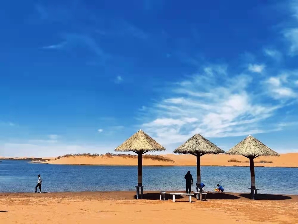 网红打卡地·乌海湖| 见证沙漠与湖水交融相依__凤凰网