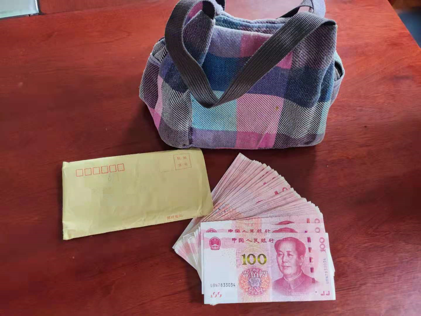 给民警送千元红包这个真有事发洛阳涧西