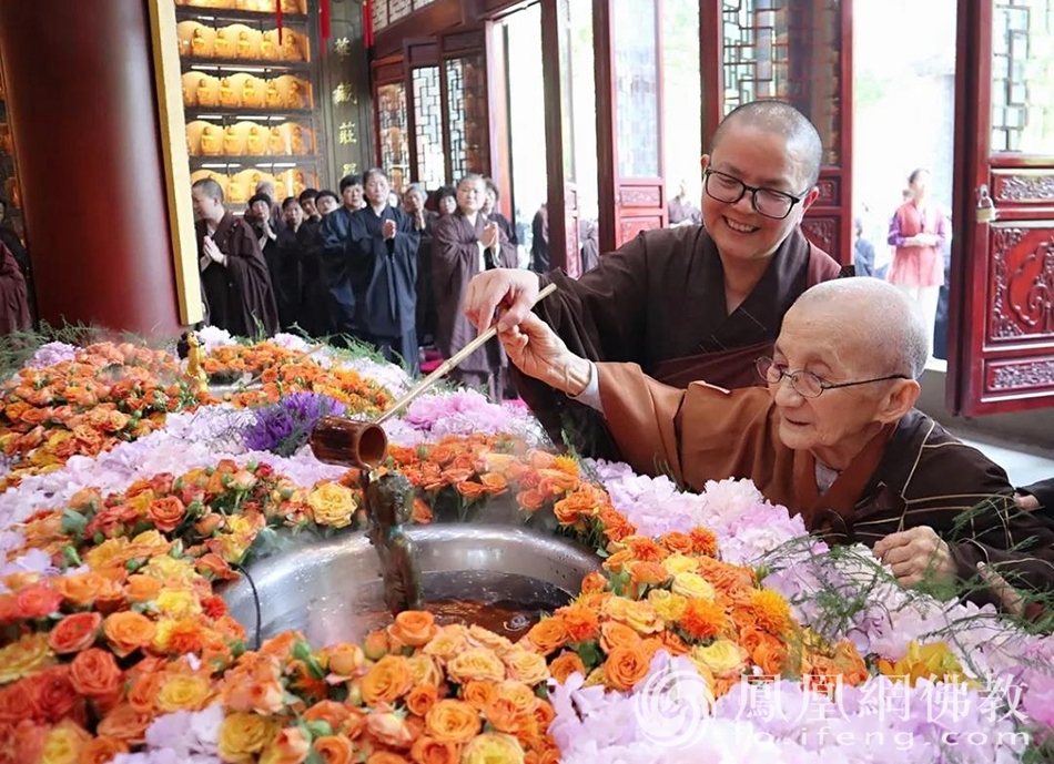 慈学老法师浴佛（图片来源：凤凰网佛教 武汉莲溪寺提供）