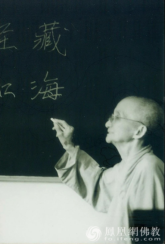 1994年佛学院正式恢复教学，慈学老法师为尼众部学员授课。（图片来源：凤凰网佛教 武汉莲溪寺提供）