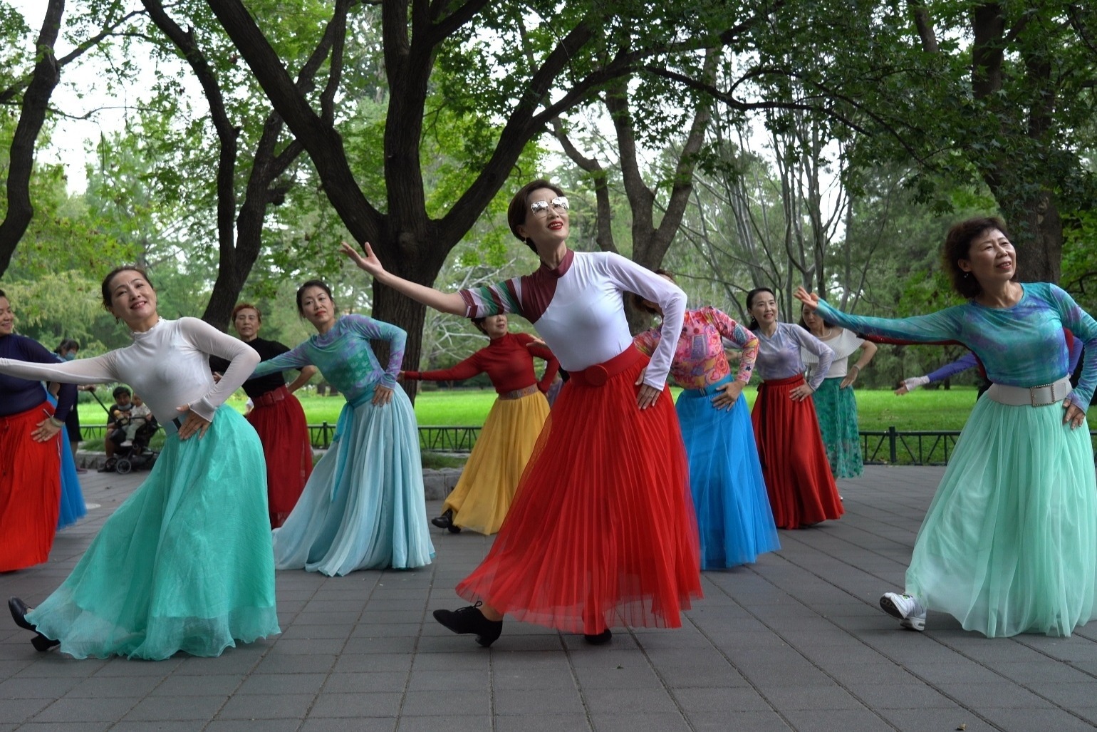 广场舞《我的家乡叫天堂》团队版，舞步整齐好看