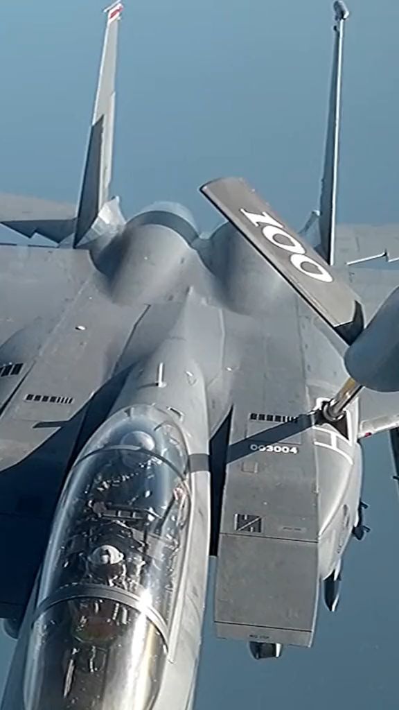 F-15战斗机空中加油，这个受油口真是特别。