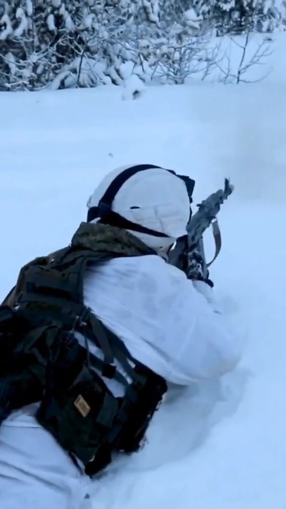 俄军特种部队冬天雪地训练