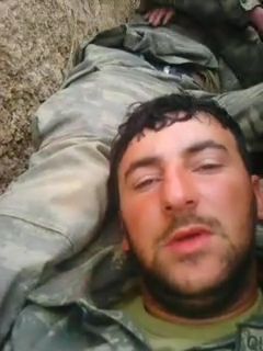 躺卧在战壕里的士兵