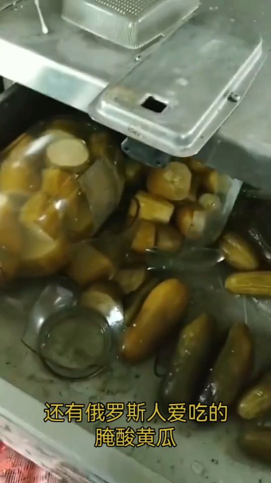 俄军遗弃了一辆炊事车，看看他们吃啥