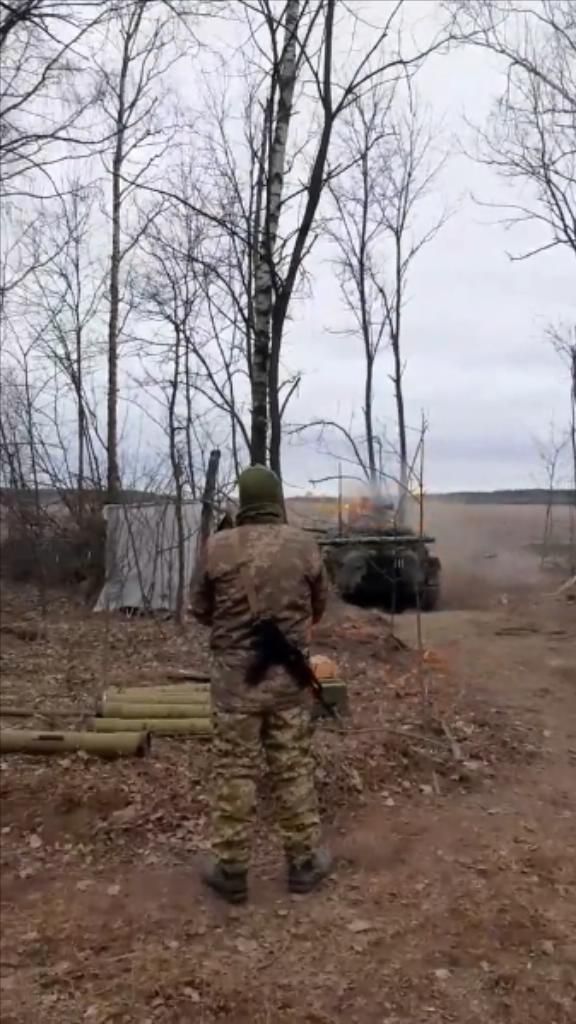 藏在树林里发射反坦克导弹