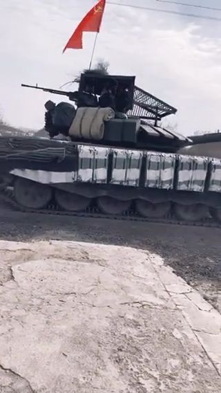 开战初期俄军坦克插着苏联红旗驶过