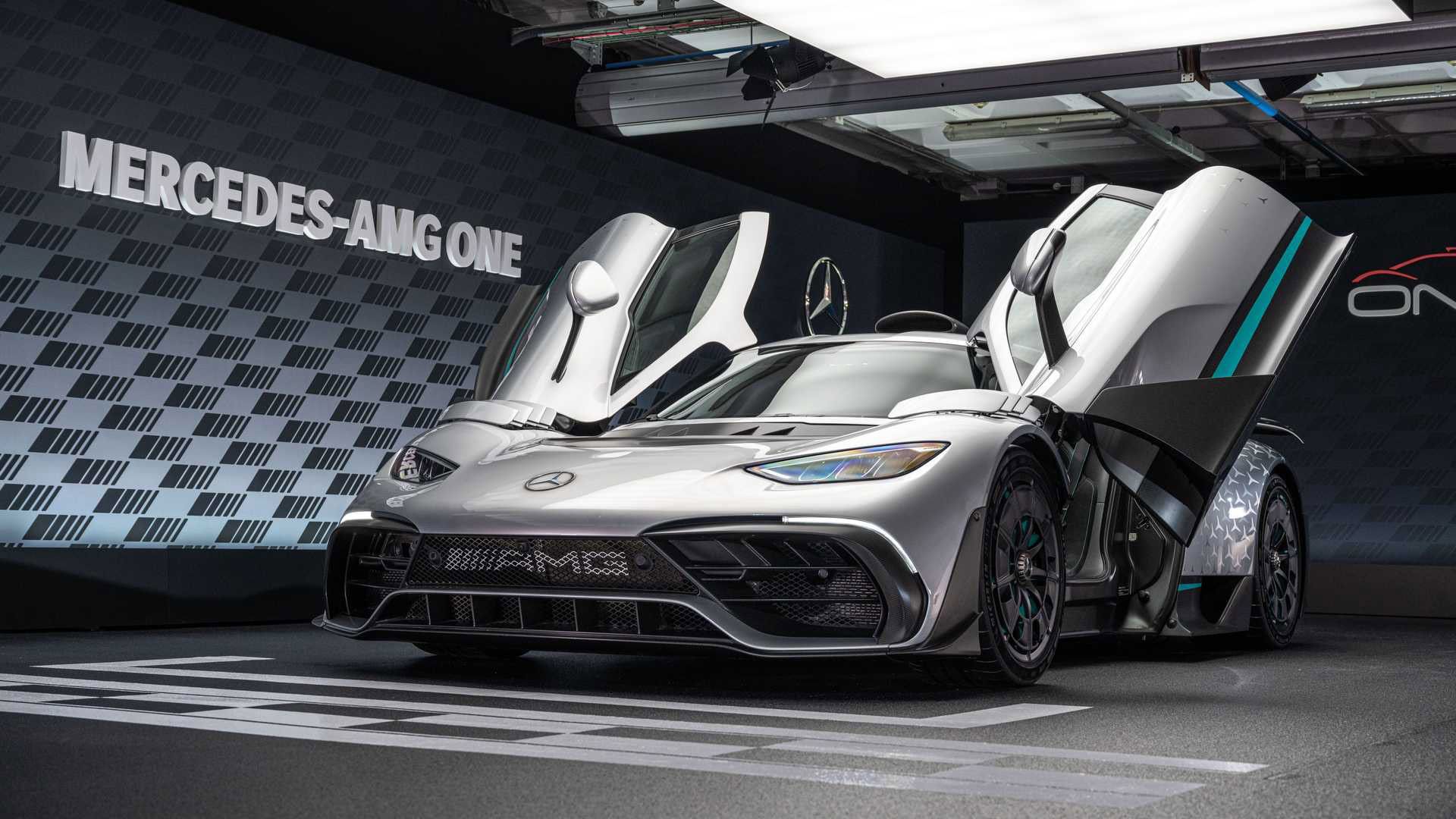 Cars01字幕组丨可合法上路的F1赛车 AMG ONE正式量产