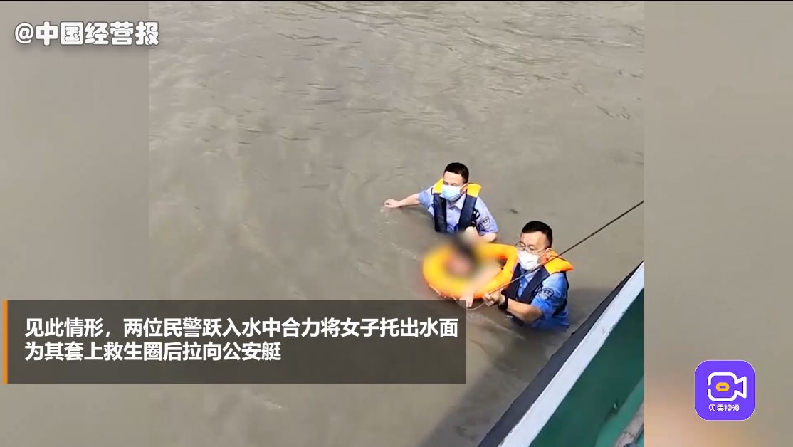 女子上海外滩失足落水，两位5旬民警果断跳江救援