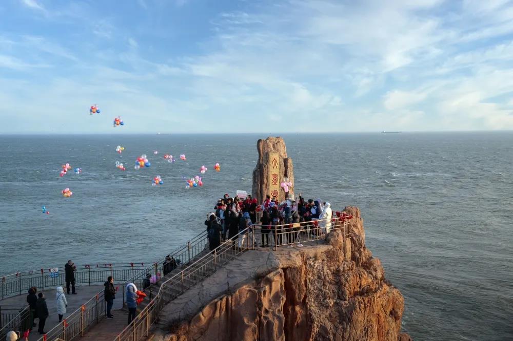 山东威海:相约好运角迎曙光,新人"天尽头"真情告白__凤凰网