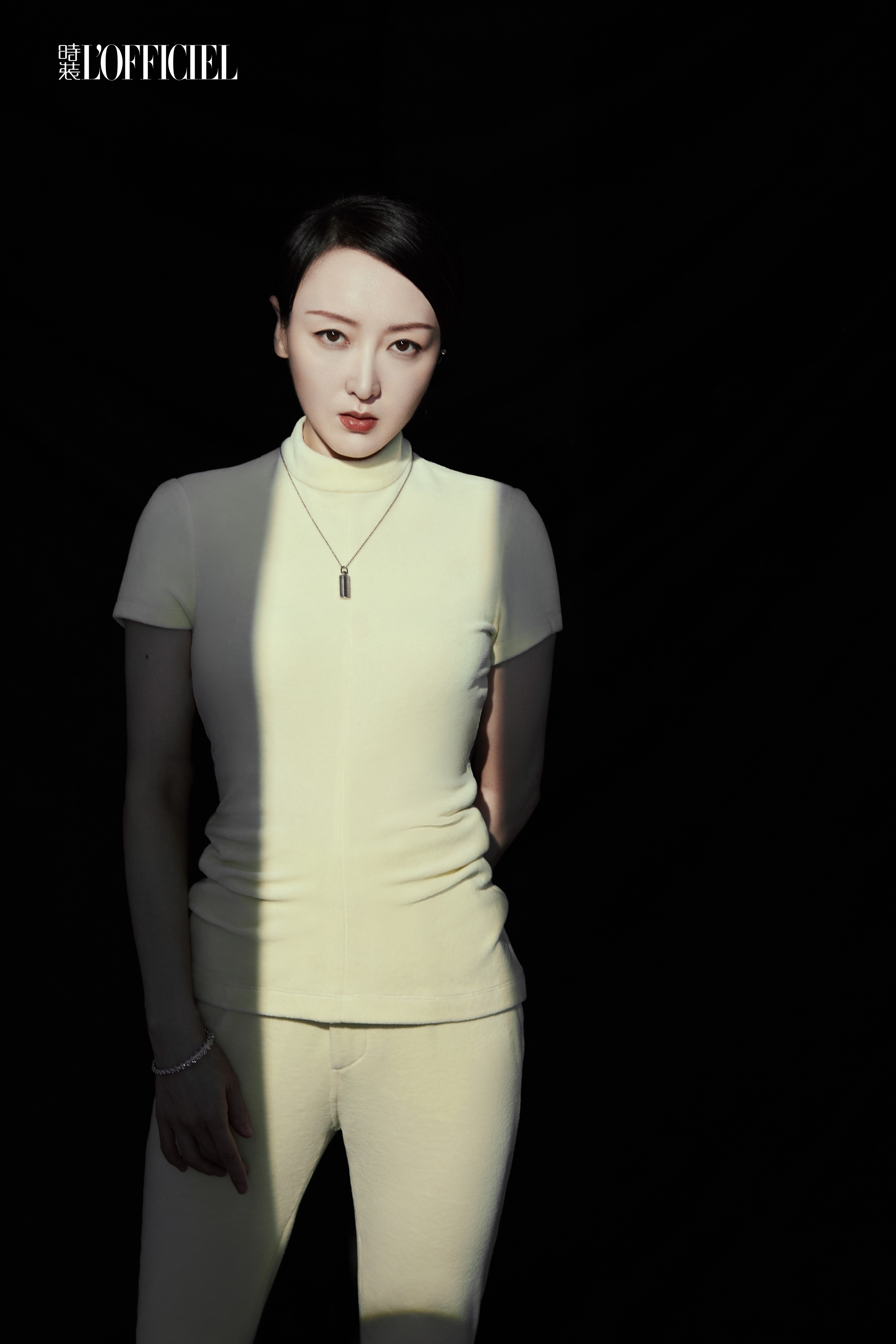 何雨晴新年时装大片曝光优雅从容尽显女性力量