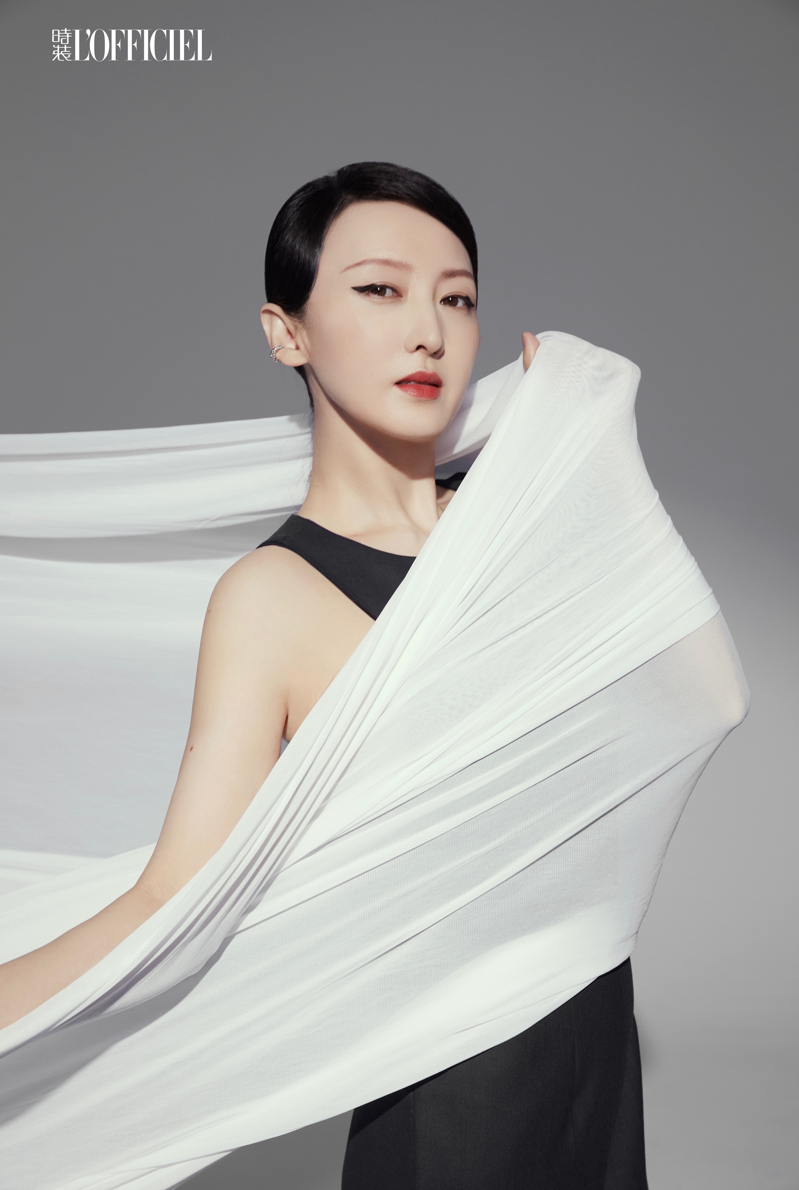 何雨晴新年《时装》大片曝光 优雅从容尽显女性力量_凤凰网娱乐_凤凰