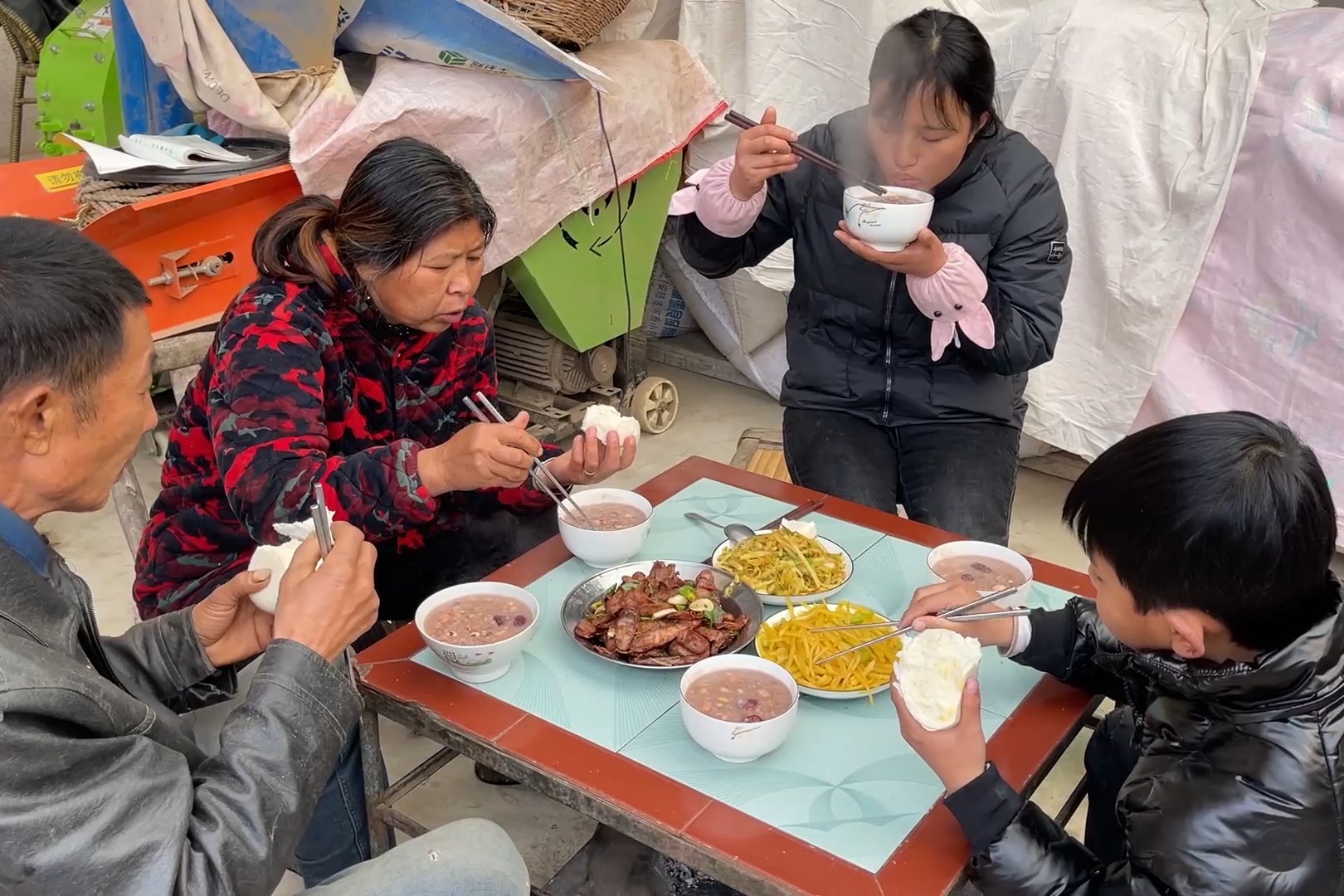 小孩小孩你别馋，过了腊八就是年，今天喝腊八粥了