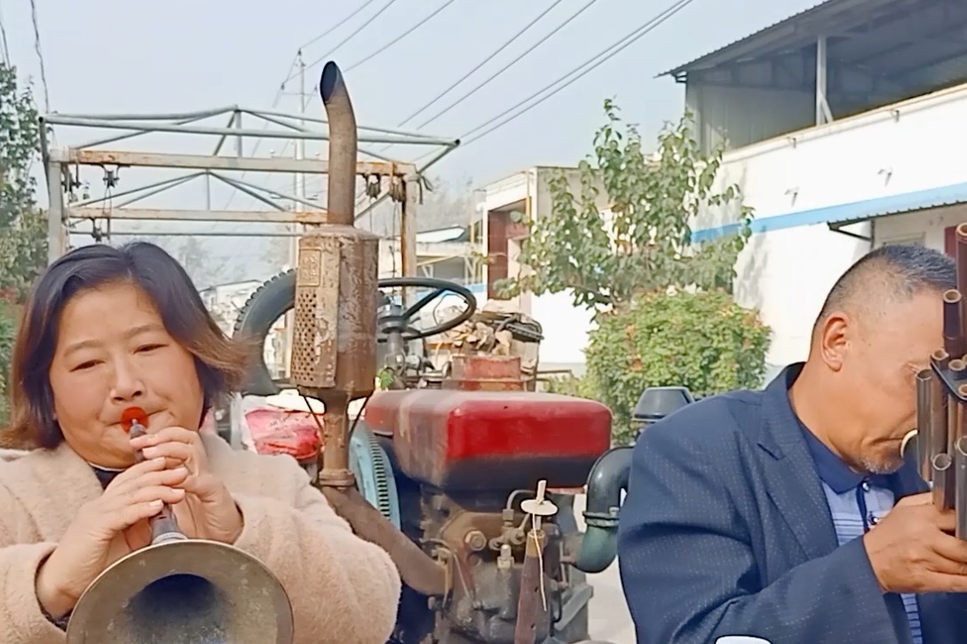 美女唢呐演奏豫剧《抬花轿》，永远的经典，值得收藏！