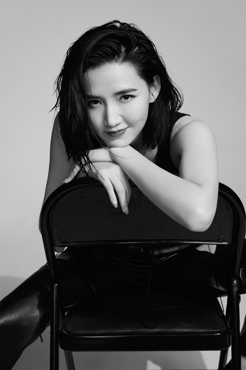 周开开质感黑白写真曝光 眼神坚毅演绎酷女孩魅力__凤凰网