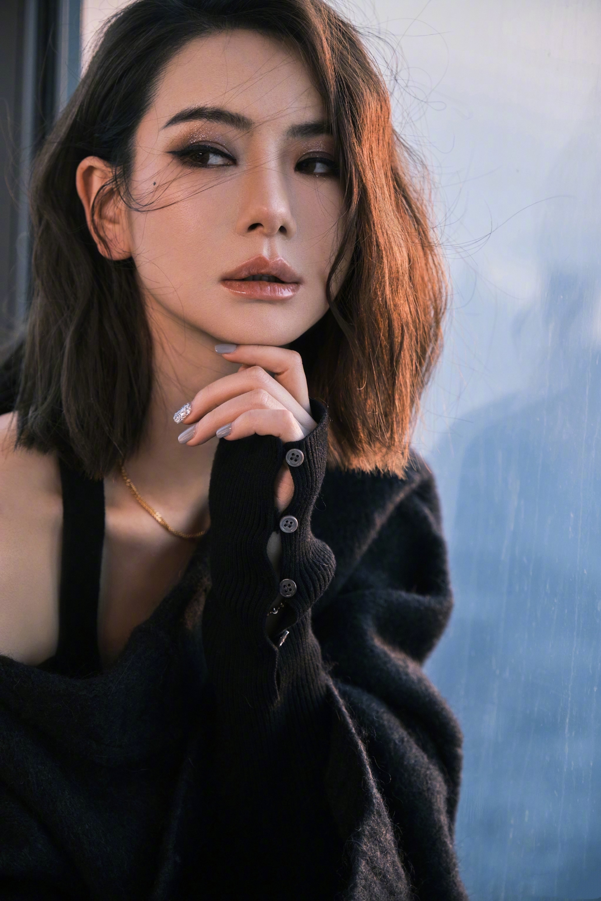 戚薇黑服饰冷艳气质写真系列__凤凰网