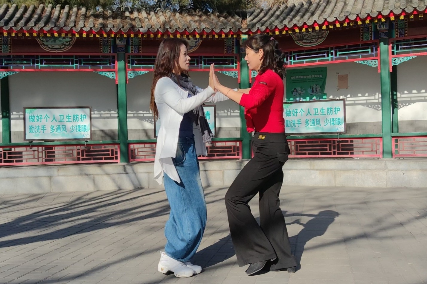 广场舞《拉丁桑巴舞曲》双人版，旋律好听，舞步简单