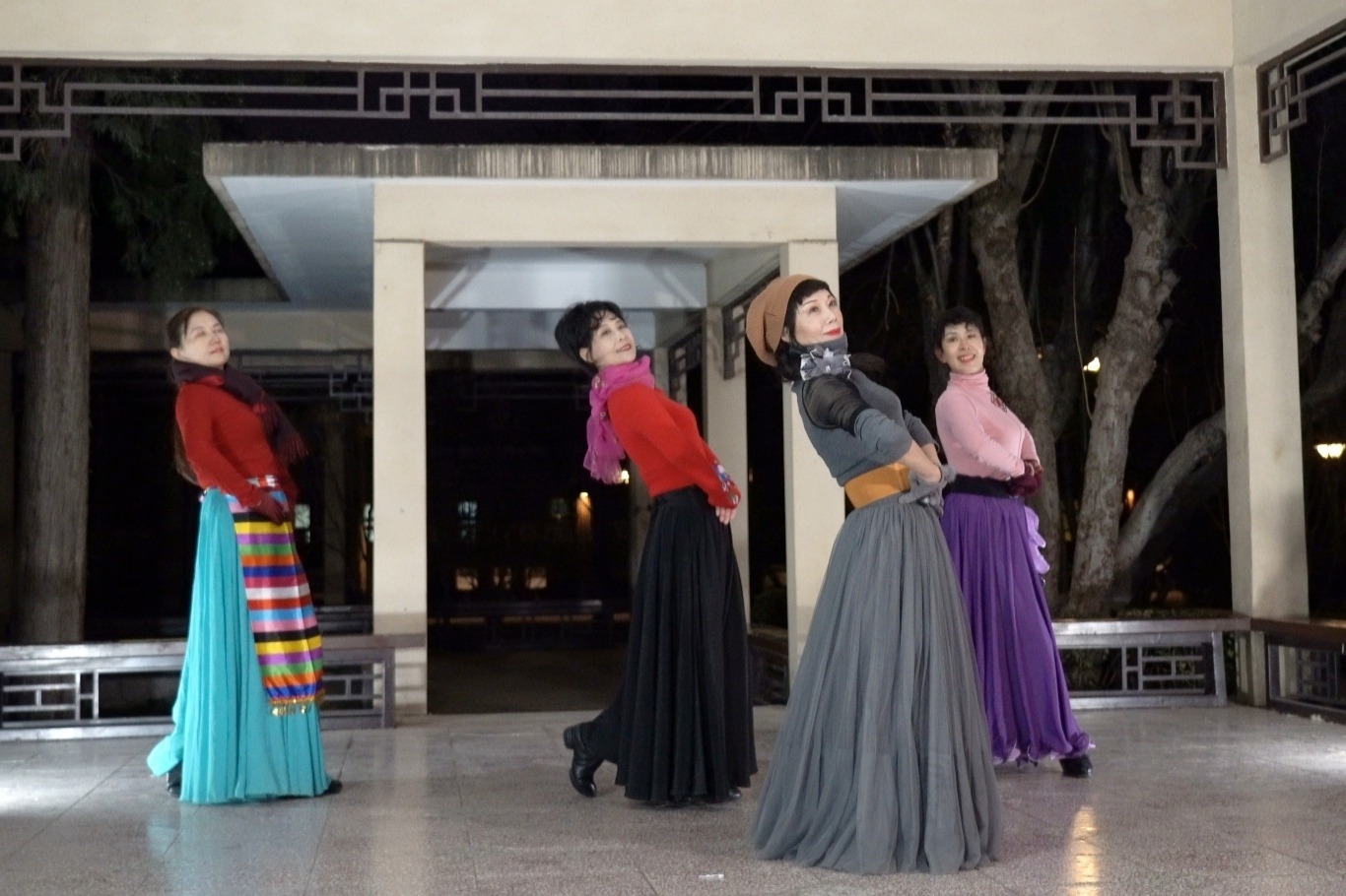 杜老师领跳广场舞《康巴情》歌声悠扬动听，舞步优美好看