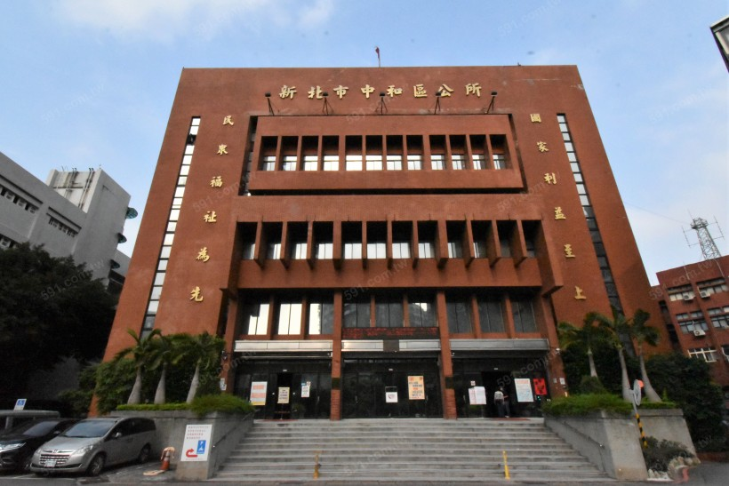 图/中和区公所为文教中心,生活机能完善,亦接近捷运站及各大卖场,周遭