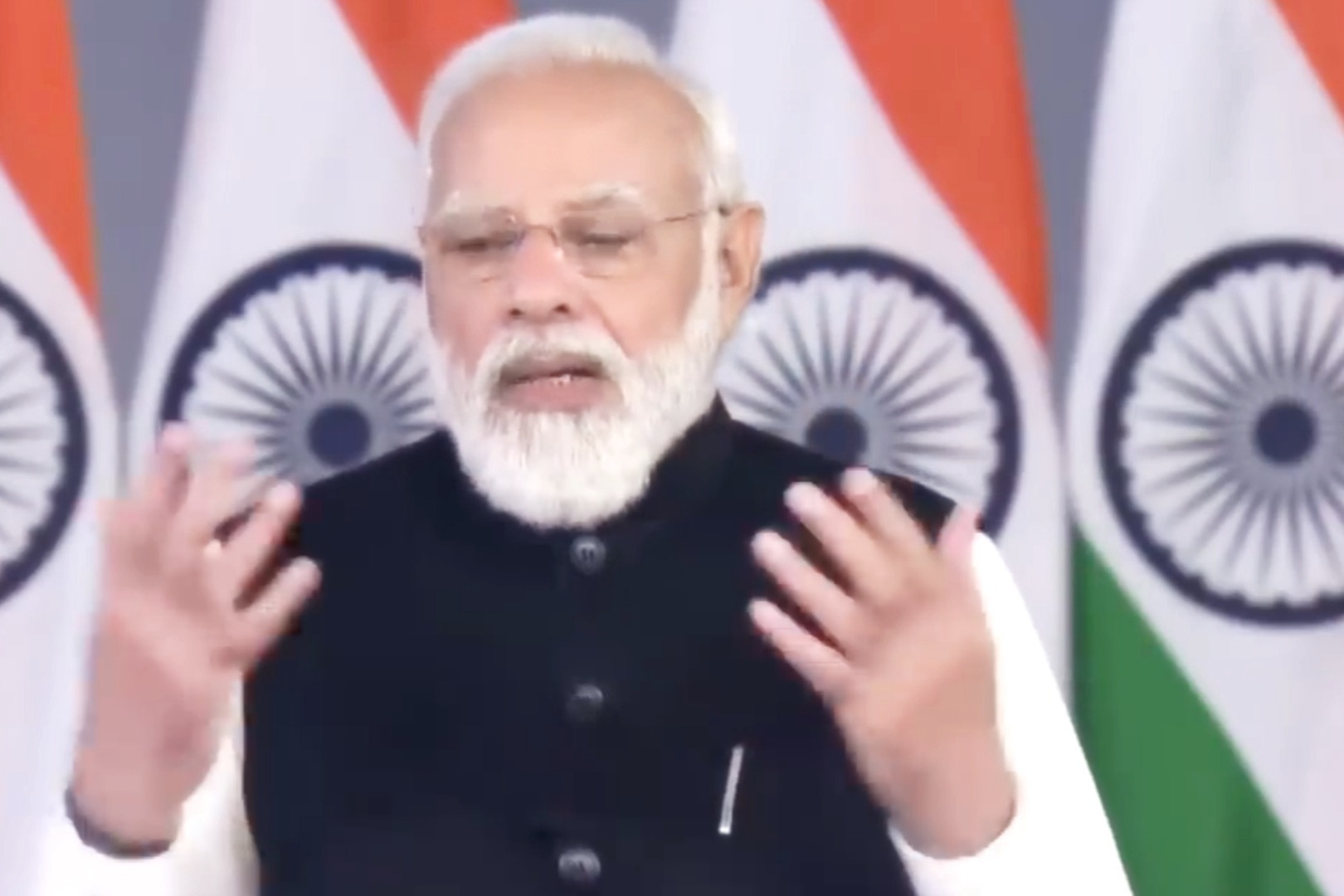 实拍：印度总理莫迪讲话中断10秒 疑因提词器故障 自己都无奈了！