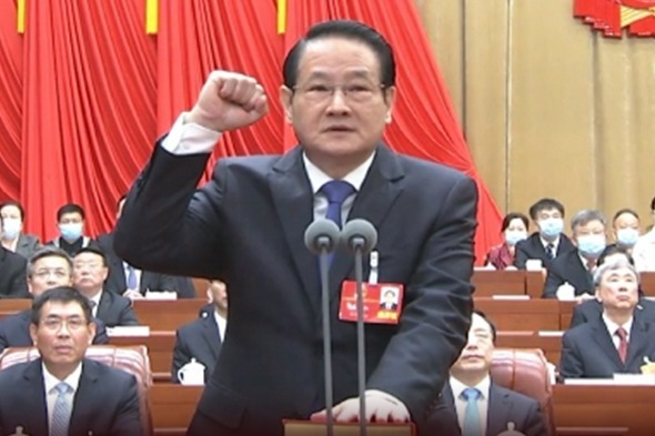 新当选的江西省人大常委会主任易炼红向宪法宣誓