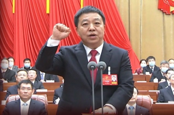 新当选的江西省省长叶建春向宪法宣誓
