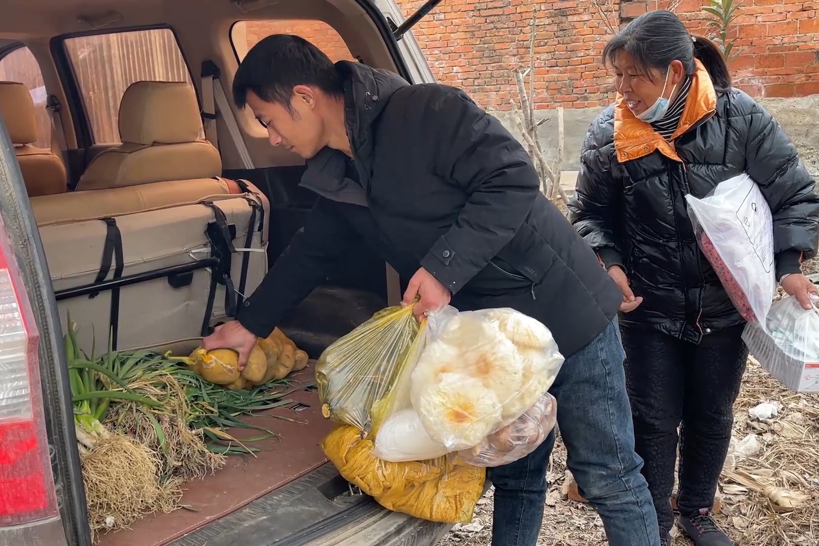 年关将至，农村集市真热闹，婆媳上街办年货，大包小包买的可不少