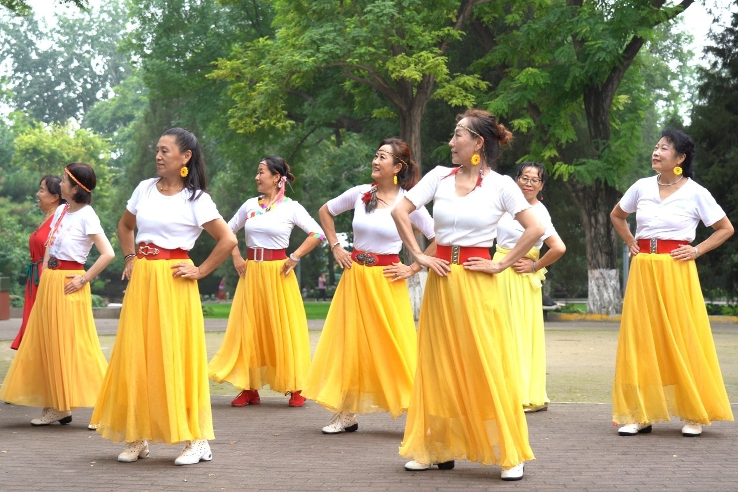 广场舞《爱在思金拉措》团队版,歌醉舞美人更美,龙缘舞蹈队