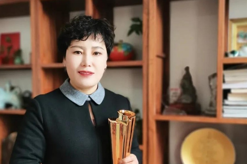 金彭集团副总裁刘静女士荣膺第十一届公益节“2021年度公益人物”_凤凰网