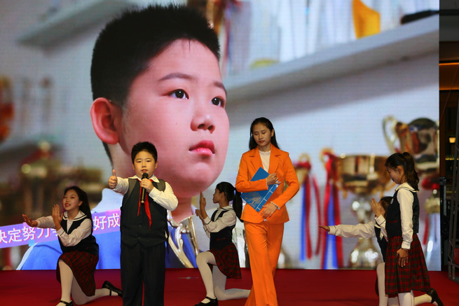 8岁童星刘宇晨自写原创神曲《成绩》实现学习逆袭__凤凰网